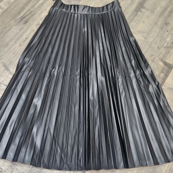 Elegant Black Pleated Skirt - Picture 1 of 6